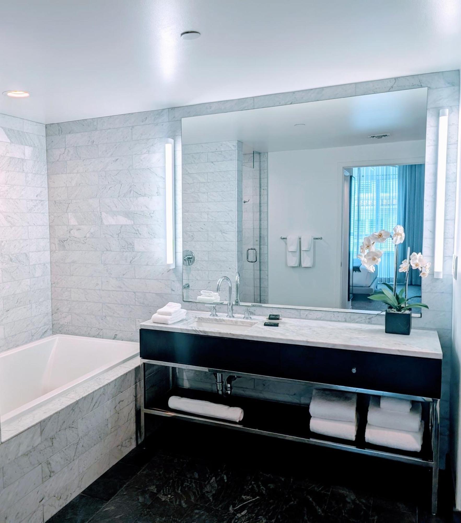 Apartahotel Aka Beverly Hills 4*